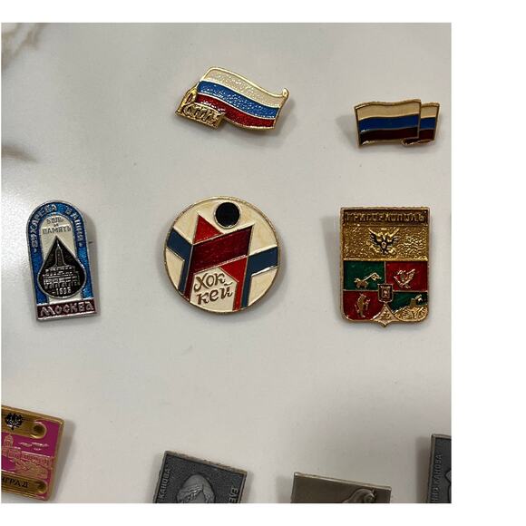 Lot of 19 Vintage USSR Russian Enamel Pins – Leningrad, Moscow, Hermitage - Picture 5 of 16